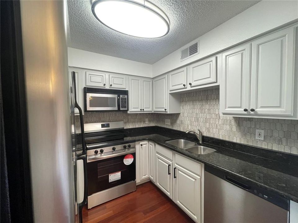 For Rent: $1,430 (1 beds, 1 baths, 685 Square Feet)