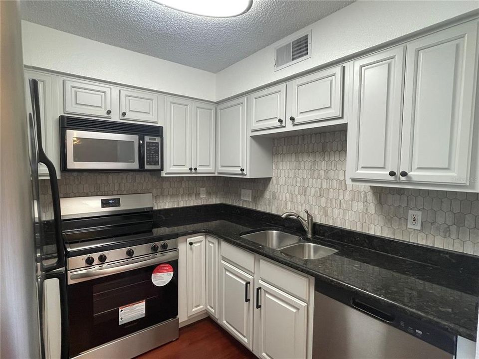 For Rent: $1,430 (1 beds, 1 baths, 685 Square Feet)