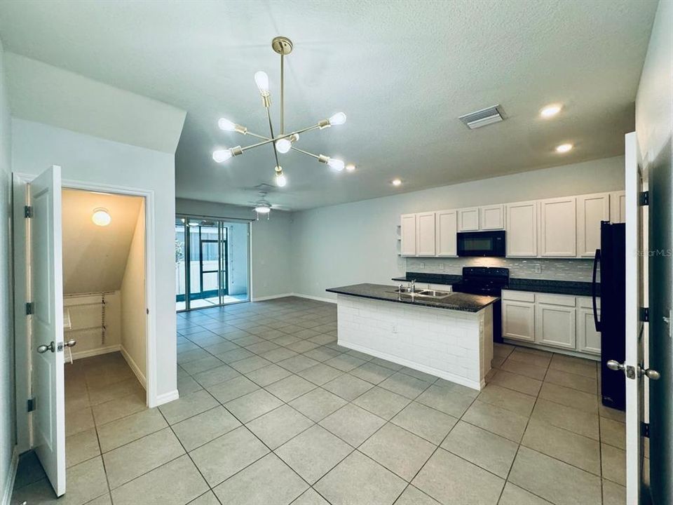 For Rent: $2,349 (3 beds, 2 baths, 1673 Square Feet)