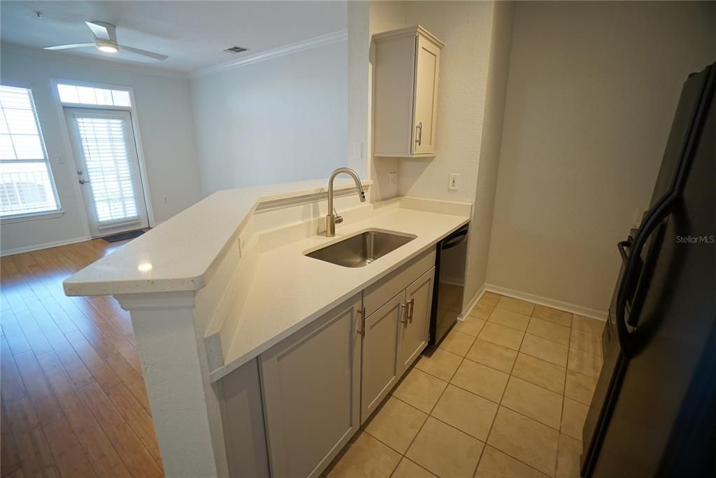 For Rent: $1,800 (1 beds, 1 baths, 654 Square Feet)