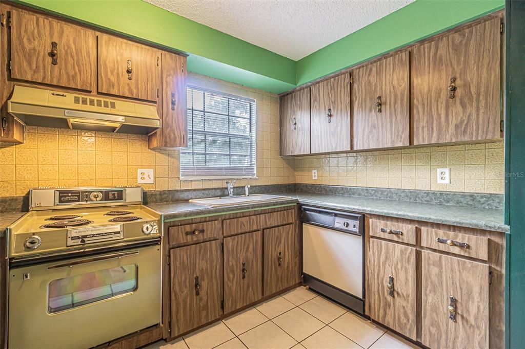 For Sale: $155,000 (2 beds, 1 baths, 1098 Square Feet)