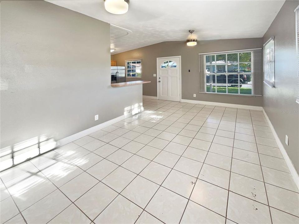 For Sale: $233,000 (2 beds, 1 baths, 693 Square Feet)