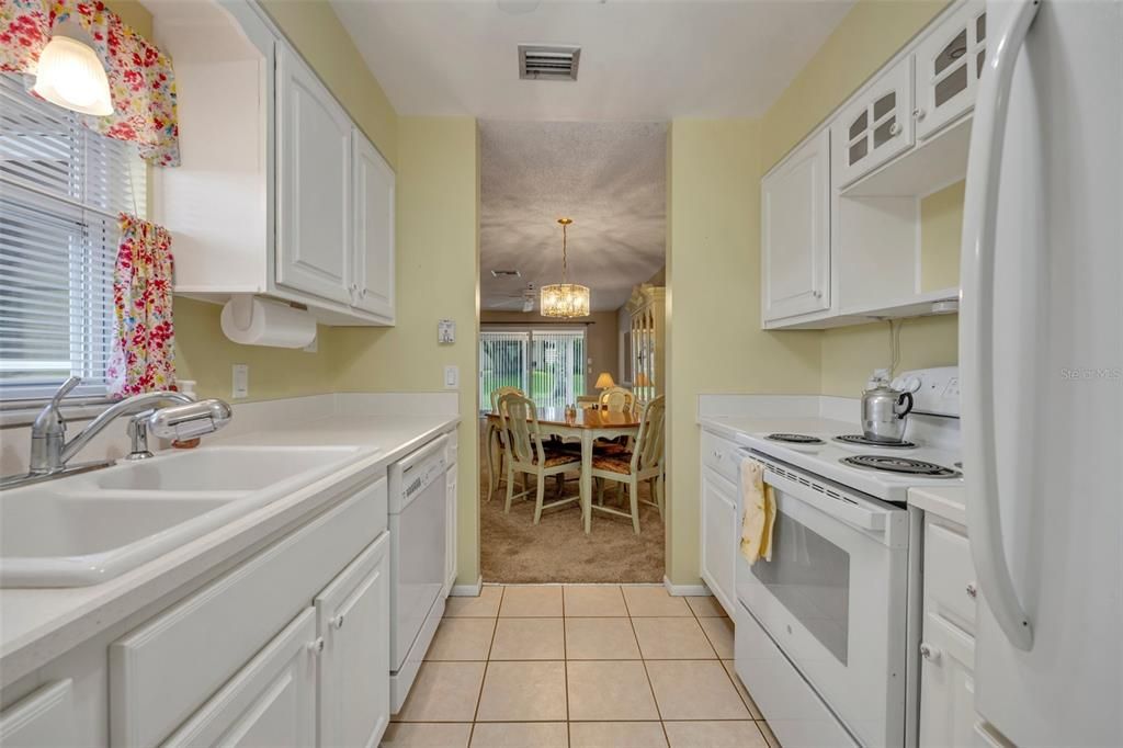 For Sale: $200,000 (2 beds, 1 baths, 1097 Square Feet)