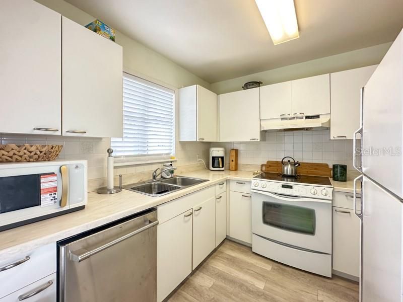 For Rent: $3,200 (2 beds, 2 baths, 1096 Square Feet)