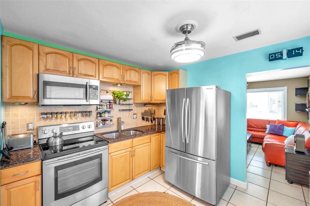 For Sale: $499,000 (2 beds, 1 baths, 708 Square Feet)