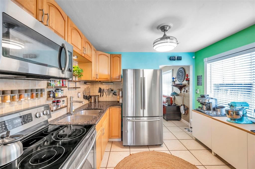 For Sale: $499,000 (2 beds, 1 baths, 708 Square Feet)