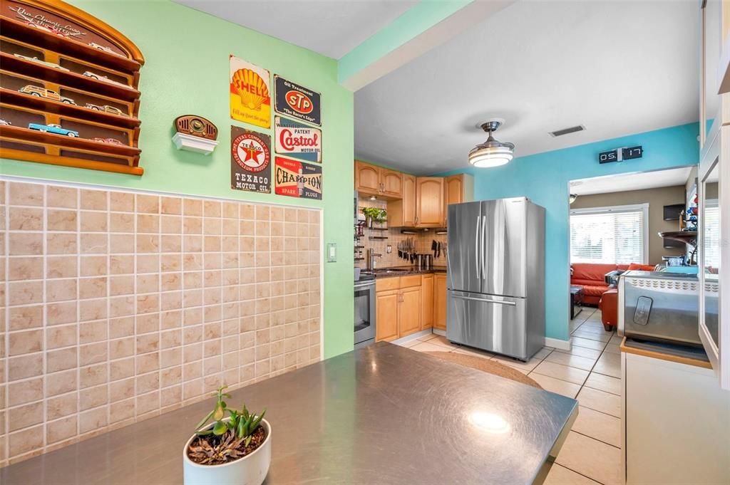 For Sale: $499,000 (2 beds, 1 baths, 708 Square Feet)