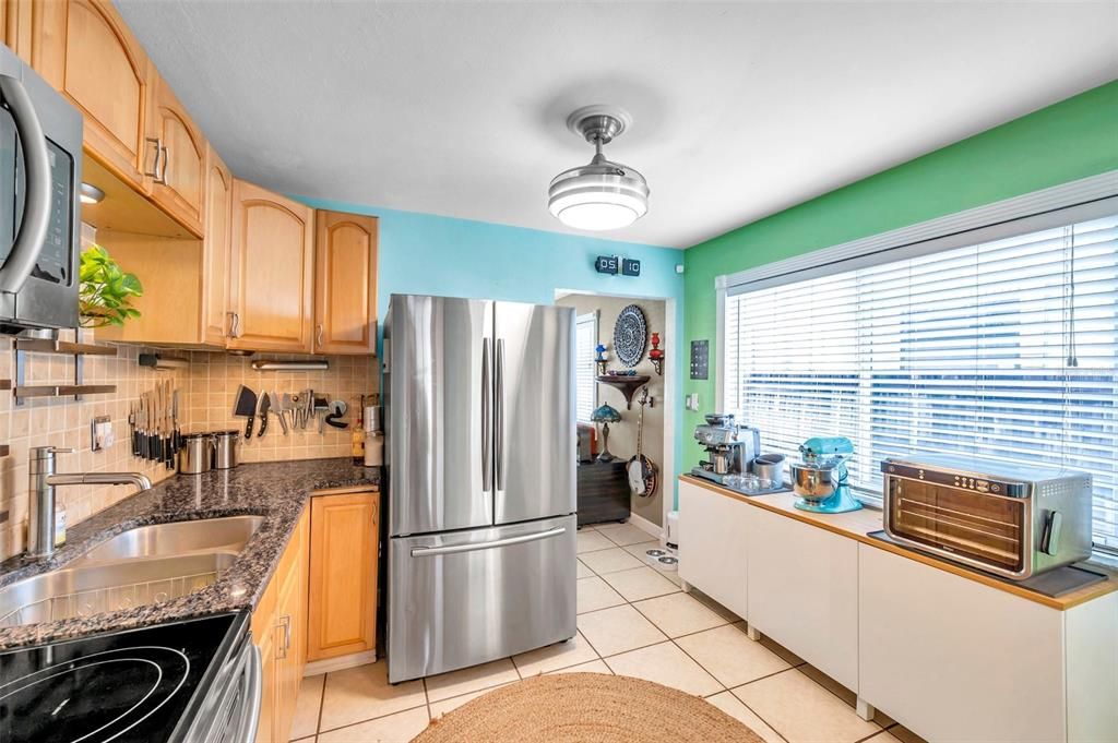For Sale: $499,000 (2 beds, 1 baths, 708 Square Feet)