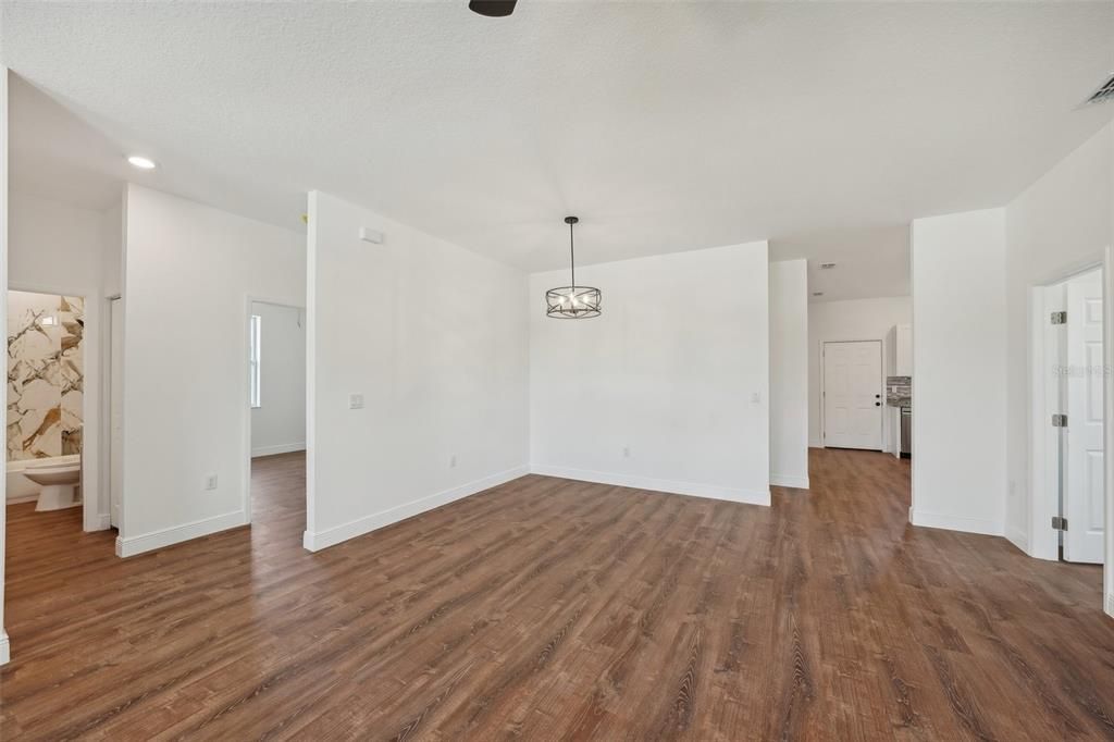 For Sale: $350,000 (3 beds, 2 baths, 1624 Square Feet)