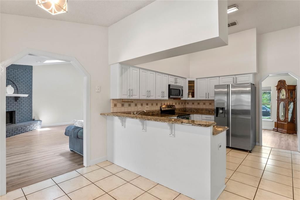 Kitchen / Breakfast Bar