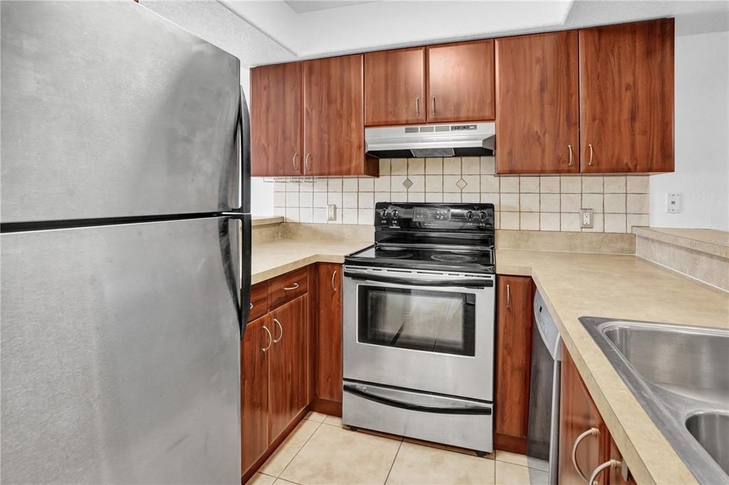 For Sale: $199,000 (2 beds, 1 baths, 1070 Square Feet)