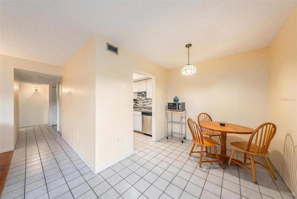 For Sale: $225,000 (2 beds, 2 baths, 1095 Square Feet)