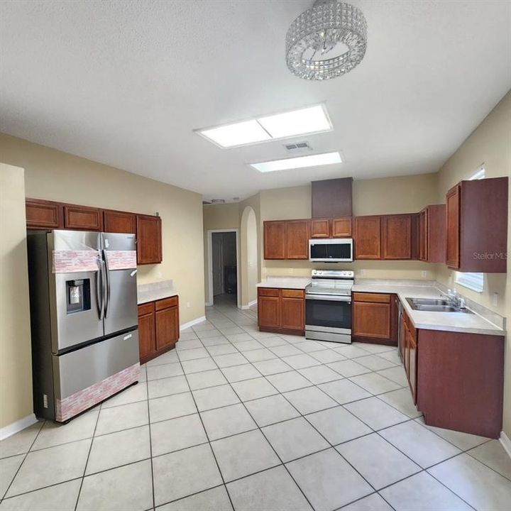 For Rent: $2,700 (4 beds, 2 baths, 1972 Square Feet)