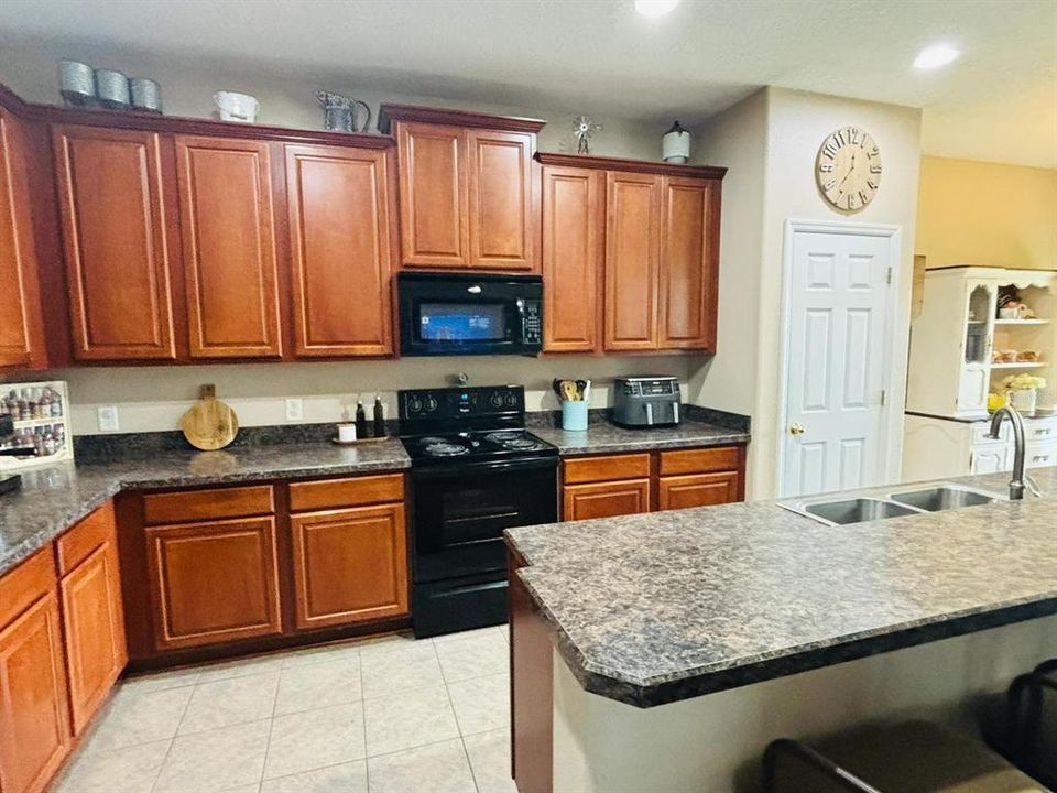 For Rent: $2,550 (3 beds, 2 baths, 2365 Square Feet)