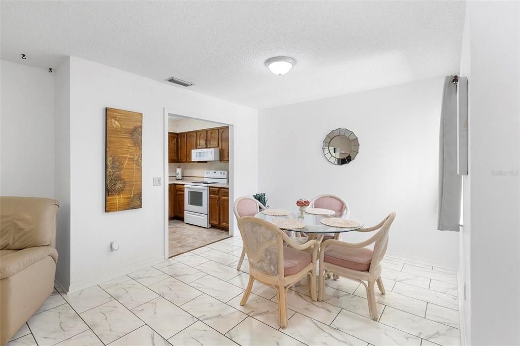 For Sale: $196,000 (2 beds, 2 baths, 1049 Square Feet)