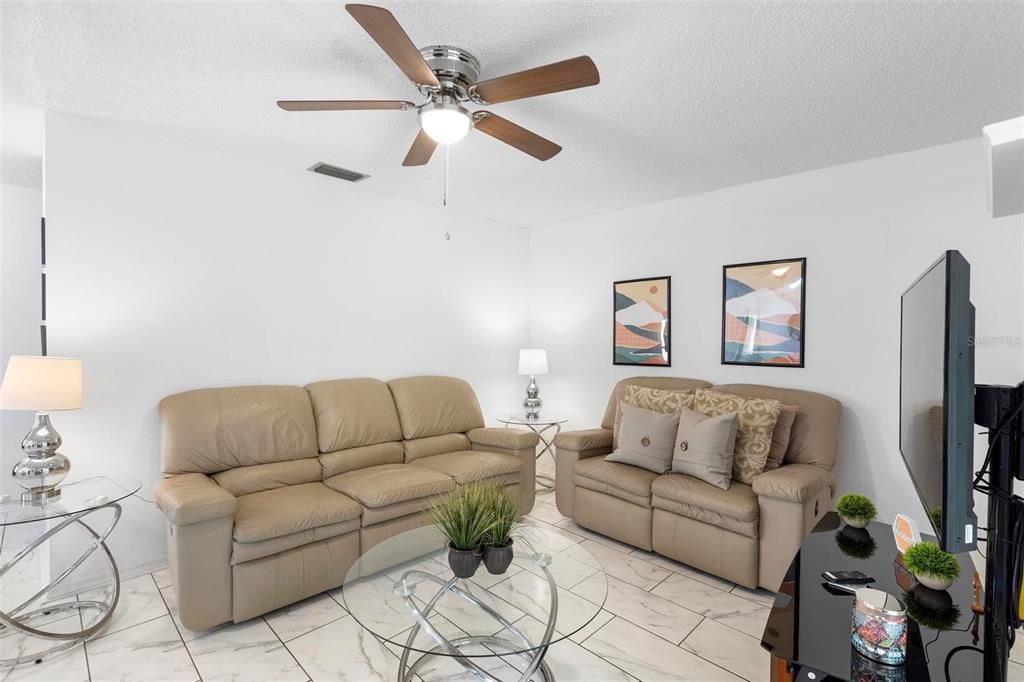 For Sale: $196,000 (2 beds, 2 baths, 1049 Square Feet)