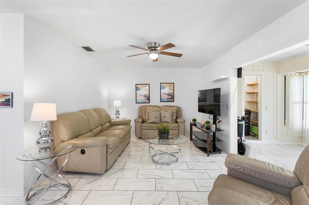 For Sale: $196,000 (2 beds, 2 baths, 1049 Square Feet)