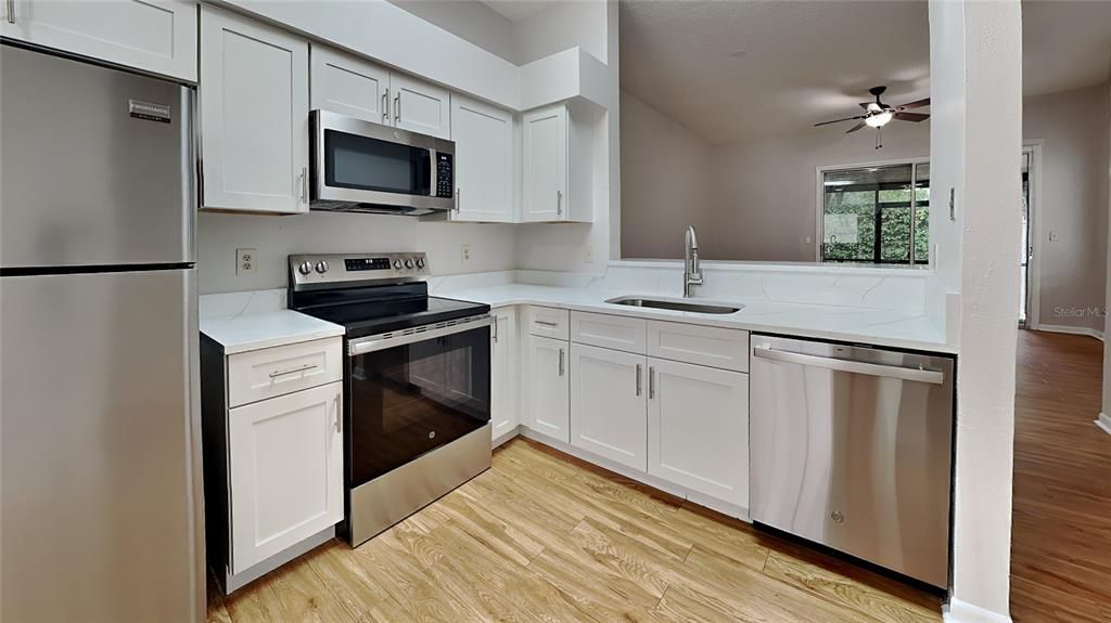 For Sale: $299,900 (2 beds, 2 baths, 1158 Square Feet)