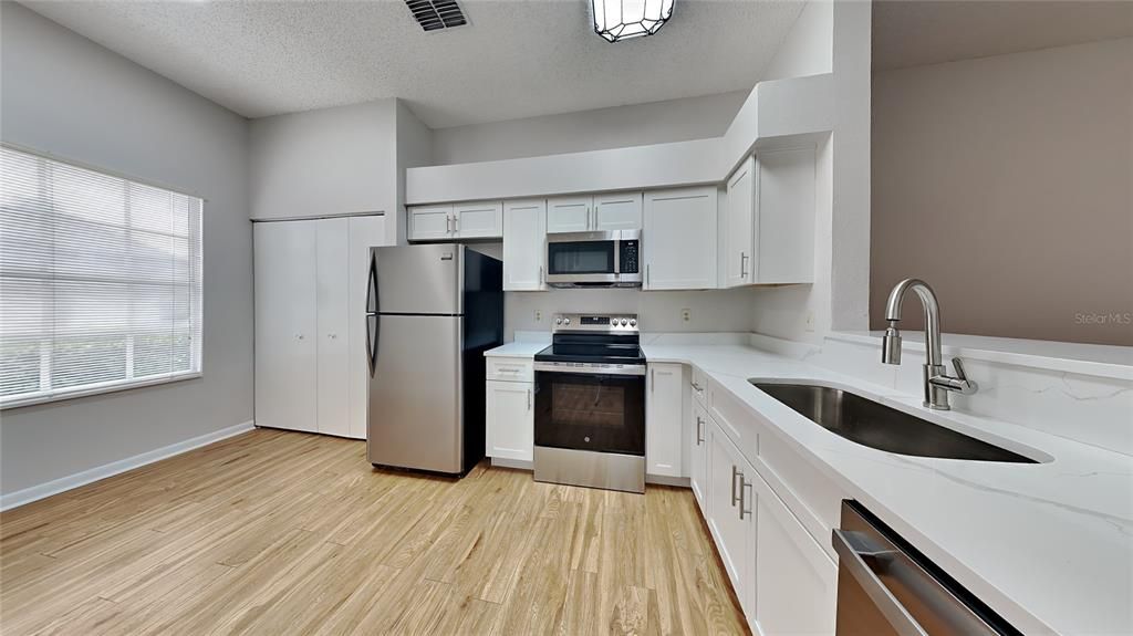 For Sale: $299,900 (2 beds, 2 baths, 1158 Square Feet)