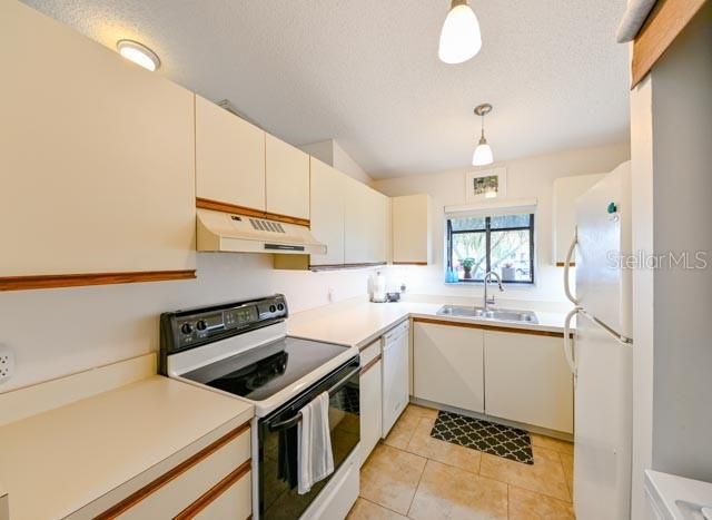 For Sale: $204,900 (2 beds, 1 baths, 836 Square Feet)