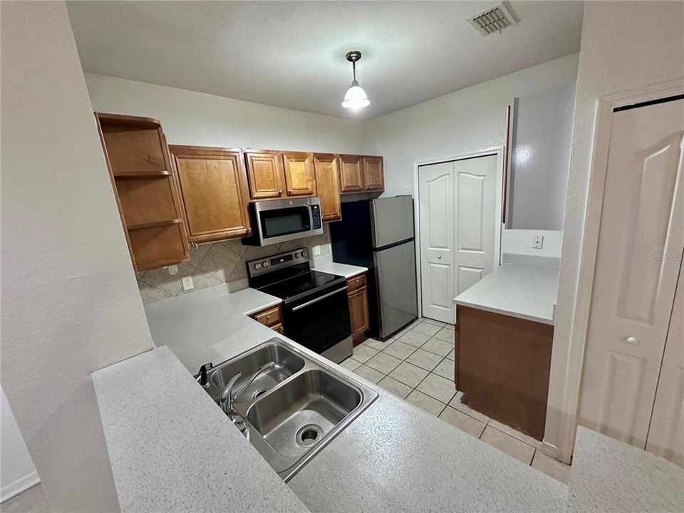 For Rent: $2,195 (3 beds, 2 baths, 1285 Square Feet)