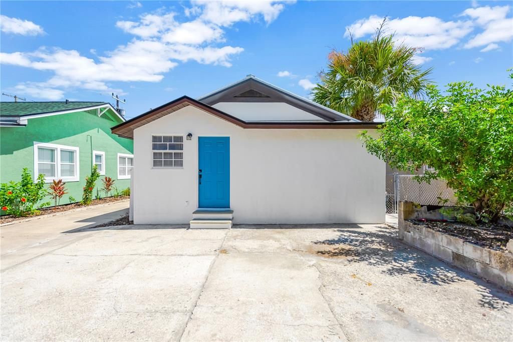 For Sale: $320,000 (3 beds, 2 baths, 910 Square Feet)