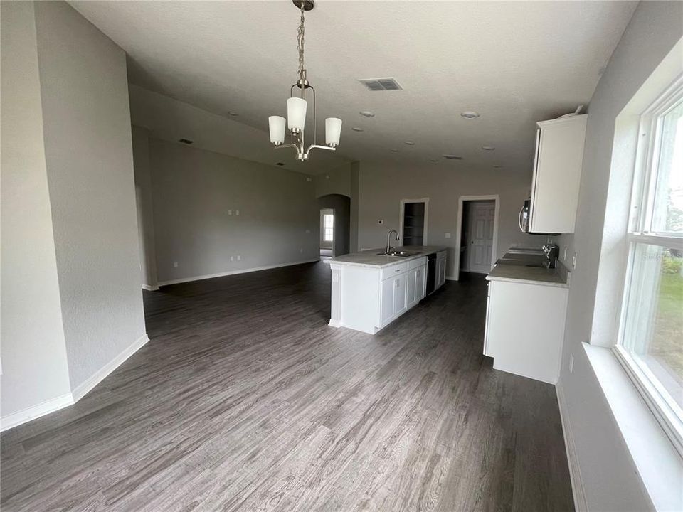 For Rent: $2,300 (4 beds, 2 baths, 1698 Square Feet)