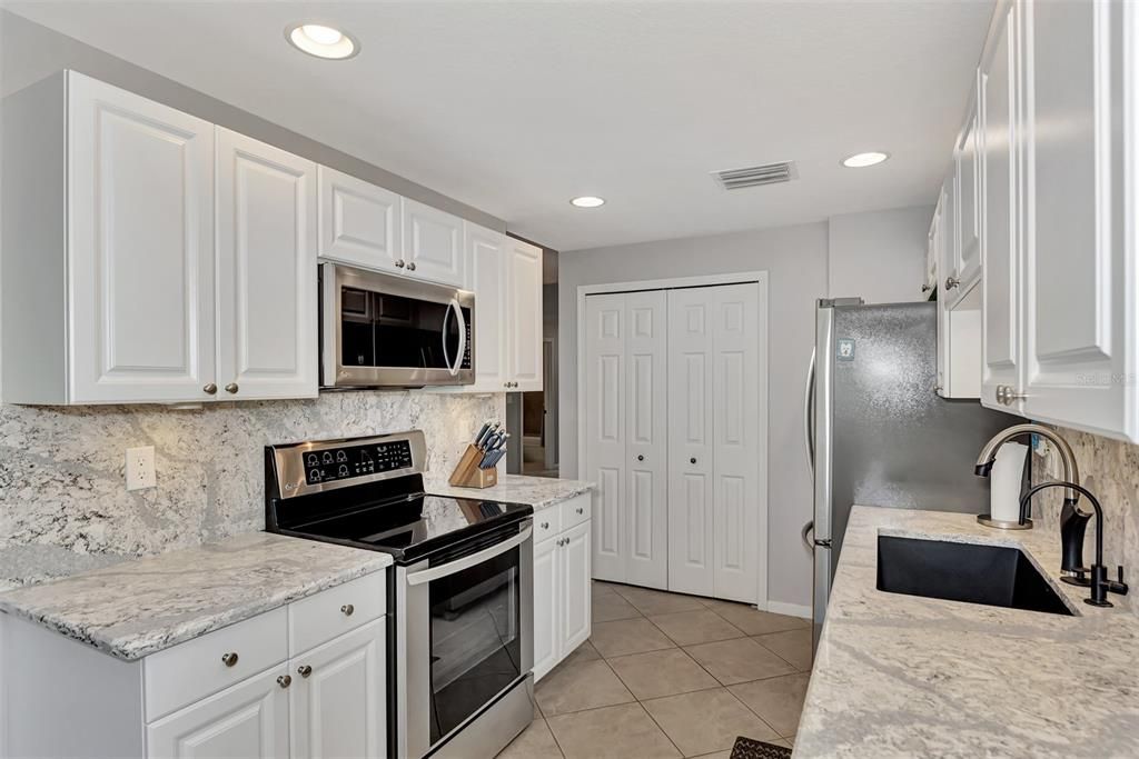 For Sale: $319,000 (2 beds, 2 baths, 1487 Square Feet)