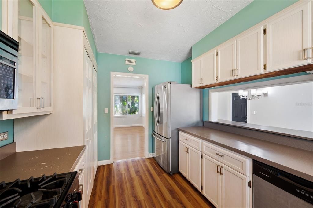 For Sale: $385,000 (3 beds, 1 baths, 1400 Square Feet)