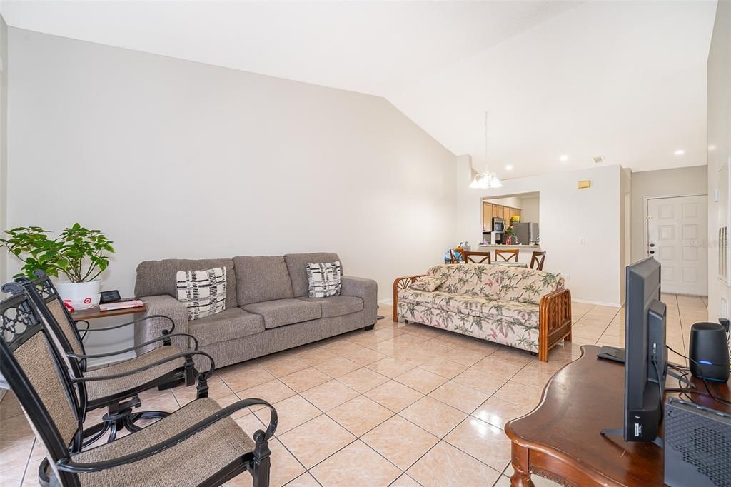 For Sale: $240,000 (2 beds, 2 baths, 1013 Square Feet)