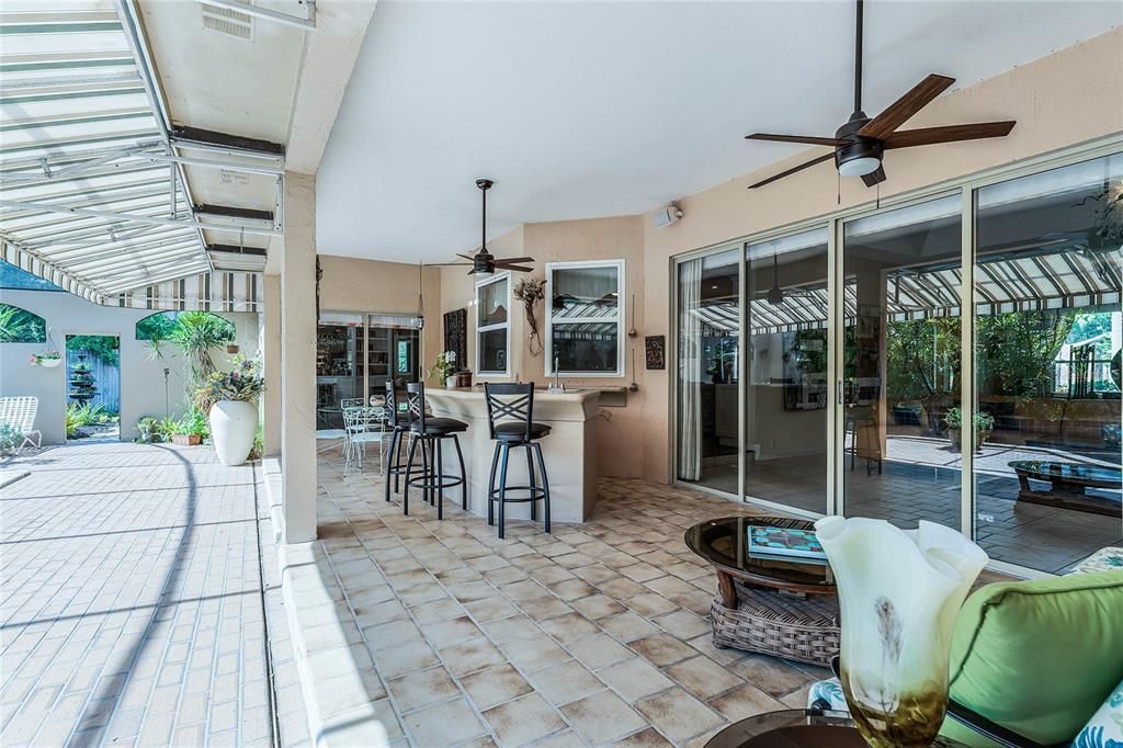 lanai equipped with a built-in bar and cooktop