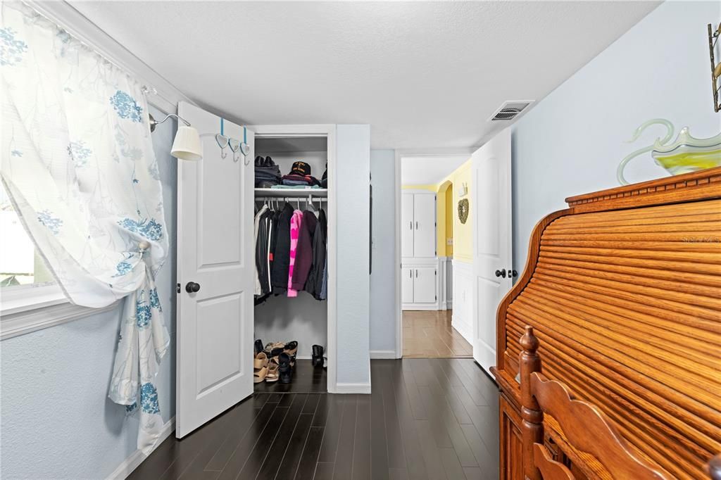 Active With Contract: $289,900 (2 beds, 1 baths, 1160 Square Feet)