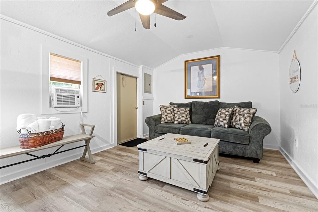 Active With Contract: $289,900 (2 beds, 1 baths, 1160 Square Feet)