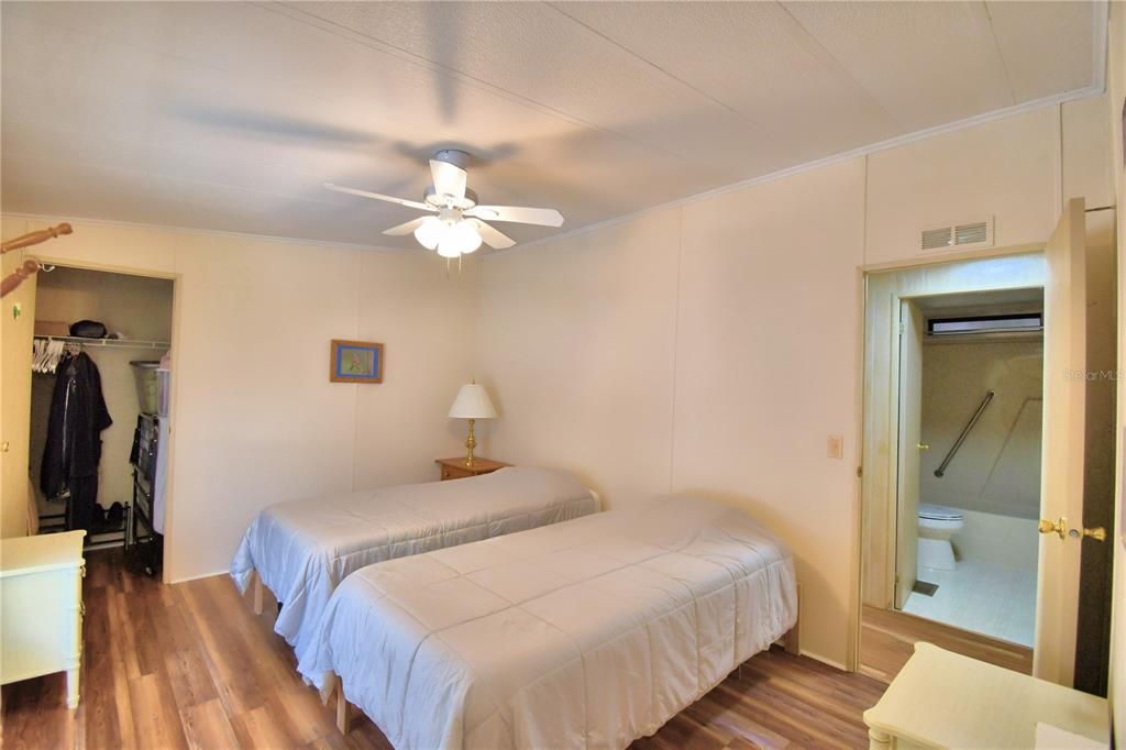 For Sale: $125,000 (2 beds, 2 baths, 1032 Square Feet)