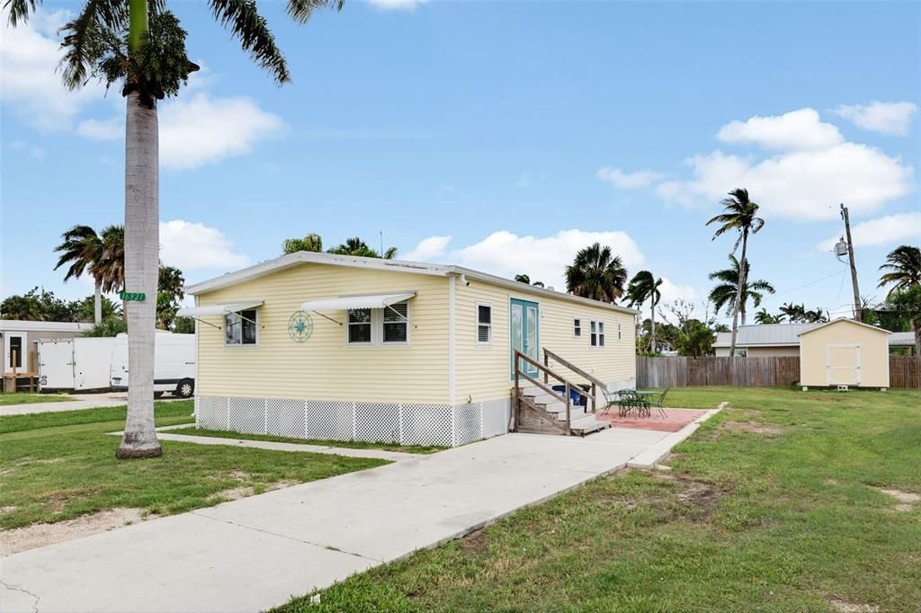 For Sale: $300,000 (2 beds, 2 baths, 1152 Square Feet)