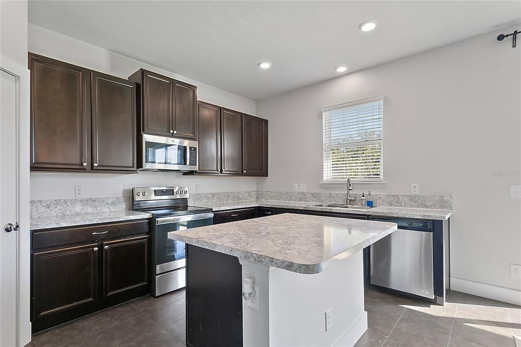 For Sale: $399,900 (3 beds, 2 baths, 1913 Square Feet)