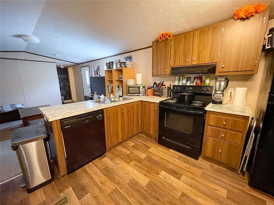 For Sale: $149,900 (2 beds, 2 baths, 840 Square Feet)