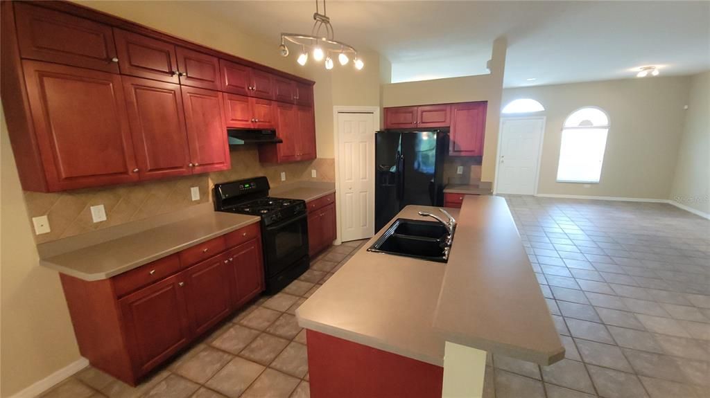 For Rent: $2,175 (3 beds, 2 baths, 1629 Square Feet)