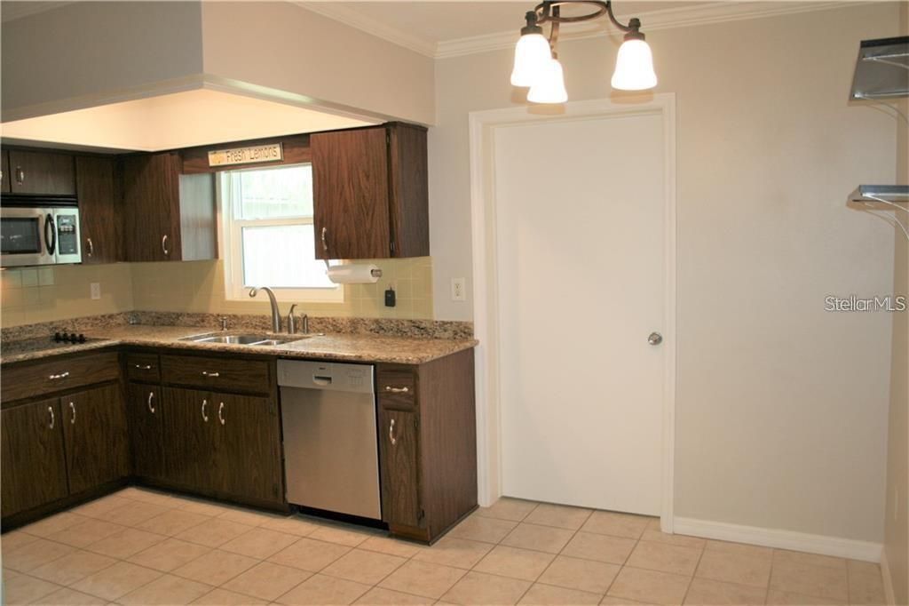 For Rent: $2,100 (3 beds, 2 baths, 1214 Square Feet)