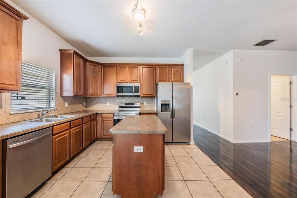 For Sale: $370,000 (3 beds, 2 baths, 1750 Square Feet)