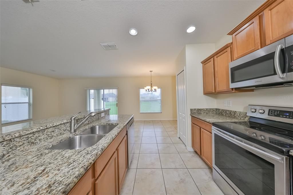 For Rent: $2,095 (4 beds, 2 baths, 1805 Square Feet)