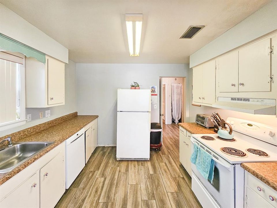 For Sale: $449,000 (2 beds, 1 baths, 1040 Square Feet)