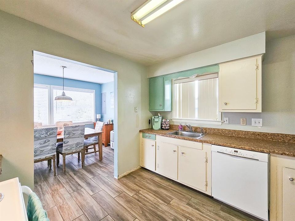 For Sale: $449,000 (2 beds, 1 baths, 1040 Square Feet)