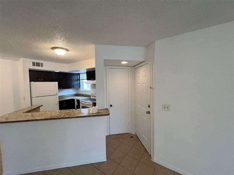 For Rent: $1,450 (2 beds, 1 baths, 934 Square Feet)