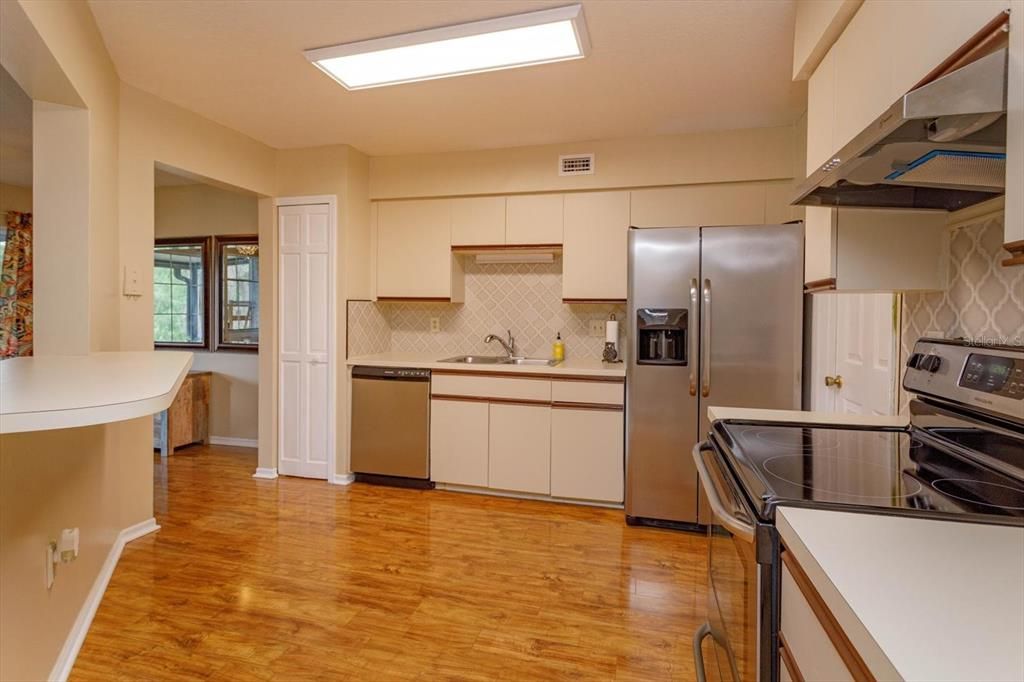 For Sale: $275,000 (2 beds, 1 baths, 1140 Square Feet)