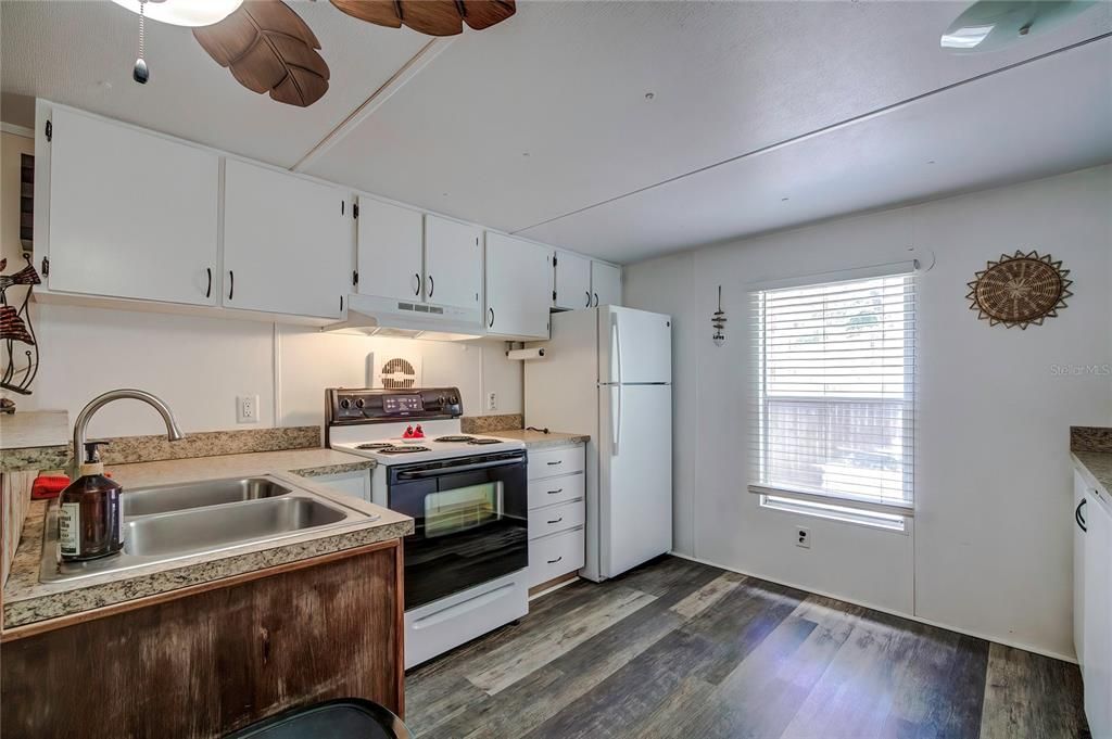 For Sale: $227,000 (2 beds, 1 baths, 720 Square Feet)