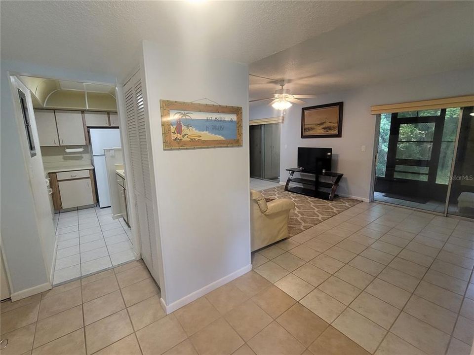 Foyer area w closet