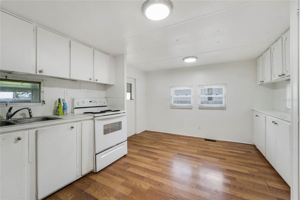 For Sale: $165,000 (2 beds, 1 baths, 855 Square Feet)