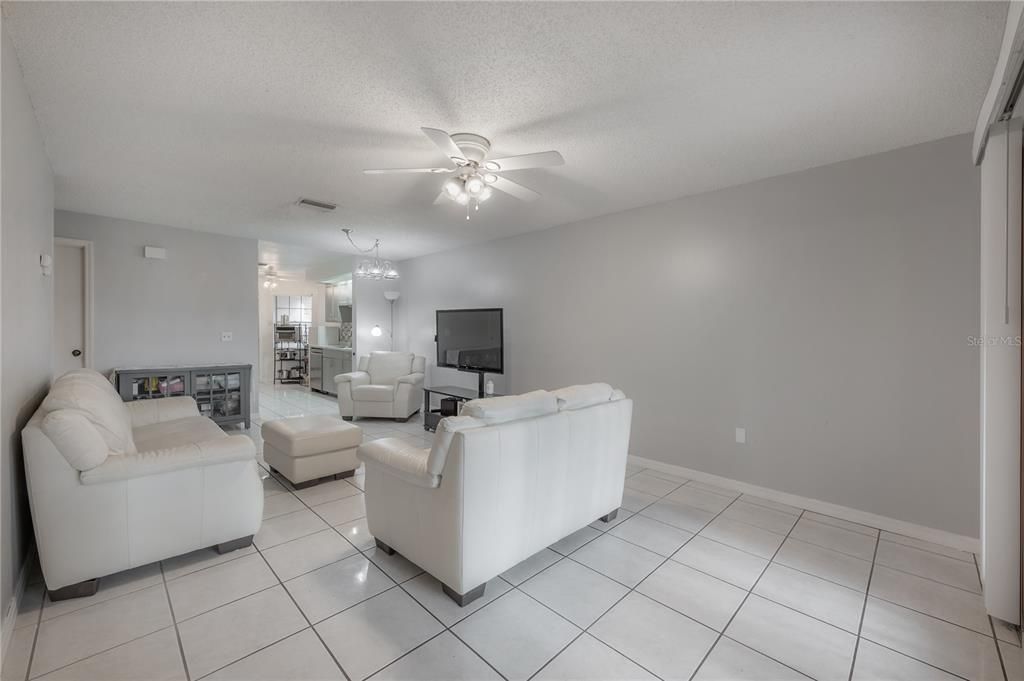For Sale: $265,000 (2 beds, 2 baths, 1027 Square Feet)