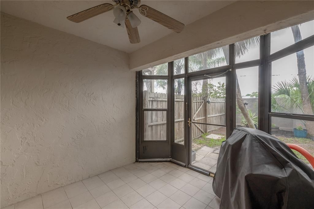 For Sale: $265,000 (2 beds, 2 baths, 1027 Square Feet)